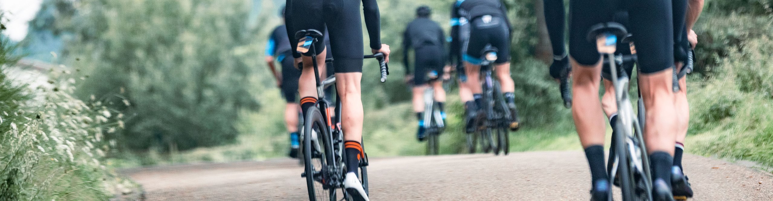 Rennradfahrer im Anstieg aus dem Sattel gehend