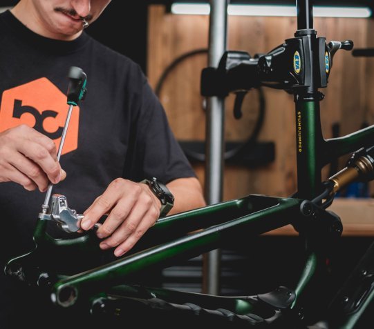 Ideal para cuadros de carbono y bicicletas totalmente suspendidas con superficie de sujeción limitada: la fijación a la tija del sillín.