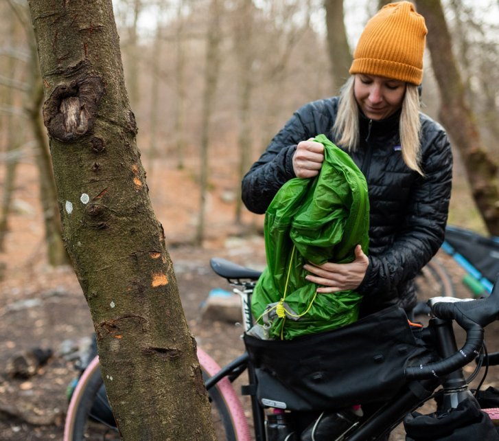 Svenja aus dem bc Produkt Management, packt ihr Zelt aus ihrer Rahmentasche aus.