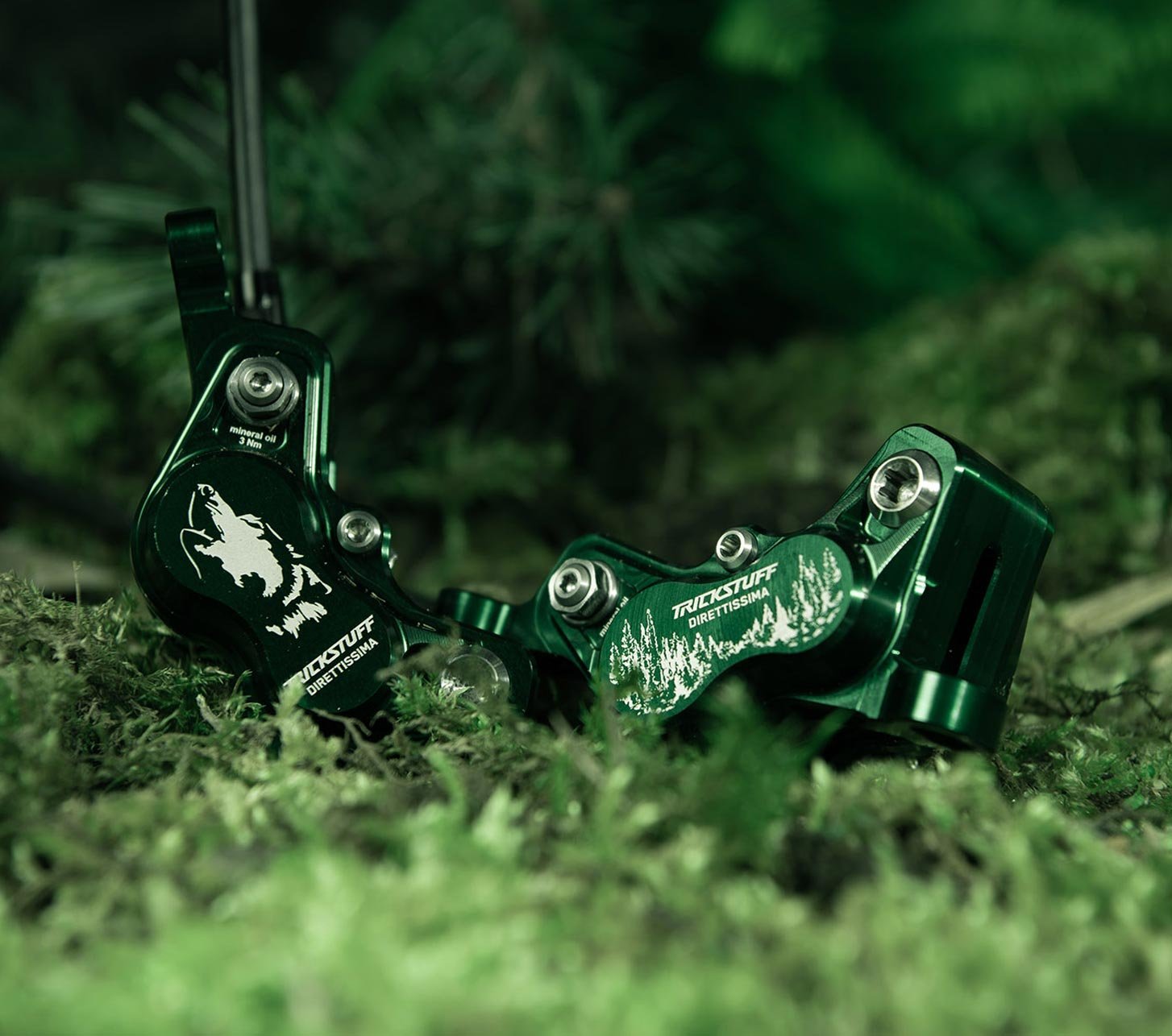 Special Edition Freno de disco Trickstuff Direttissima Forest Green con pinza verde sobre musgo en el bosque