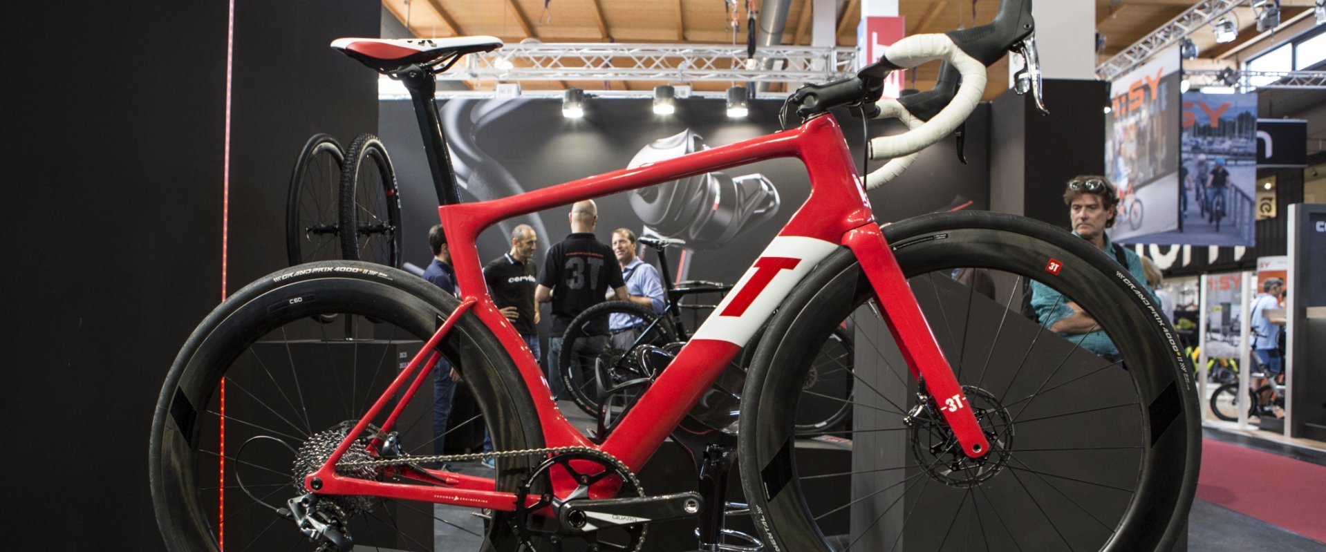 Der 3T Strada Team Rahmen mit Fundi Gabel: 1x, Disc, Carbon, super aerodynamisch… 