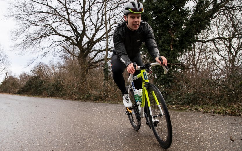 Depending on where you grip the handlebars, your riding position also changes: with your hands on the brake/shift levers, you sit a little more upright and relaxed.