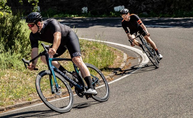 Road bike saddles tend to be long and narrow in shape so that you still have enough freedom of movement in the relatively outstretched riding position on your road bike.