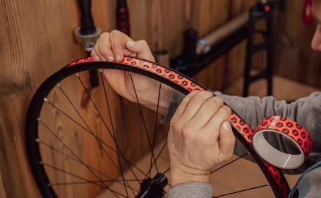 Felgenband wird ordentlich in die Felge gedrückt um eine ordentliche Haftung zu gewährleisten.