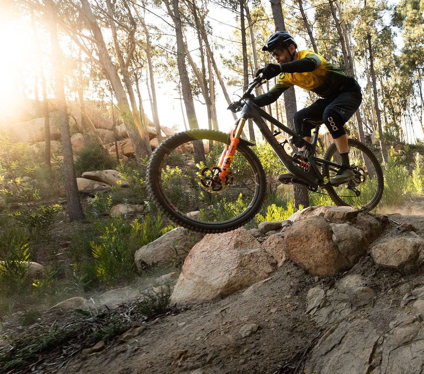 2 Mountainbiker auf staubigem Trail 