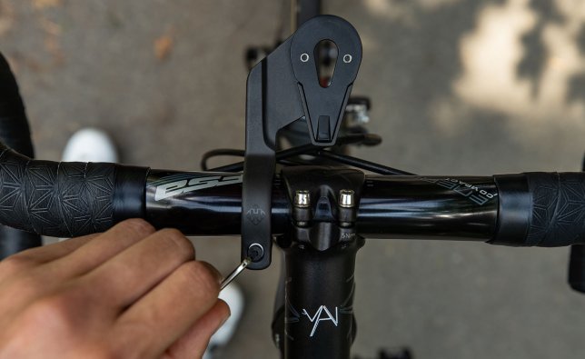 Une attache au guidon Hammerhead Karoo 2 est fixé sur un guidon de vélo de route.