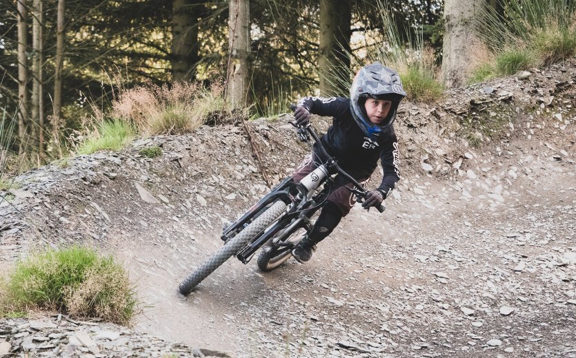 Para los viajes a Bikeparks existen cascos integrales y protectores especiales para niños.