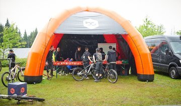 bike-components Zelt im Start Ziel Bereich bei der Trailtrophy Breitenbrunn