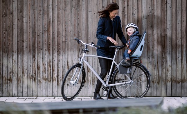 A kickstand keeps both hands free so that you can easily place your child in the seat and buckle up without the bike tipping over.