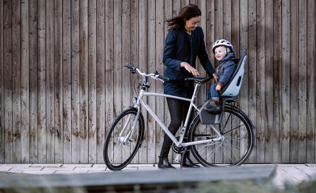 Con un soporte lateral te quedan ambas manos libres para que puedas sentar a tu hijo en el asiento y abrocharle el cinturón sin que la bicicleta se caiga.