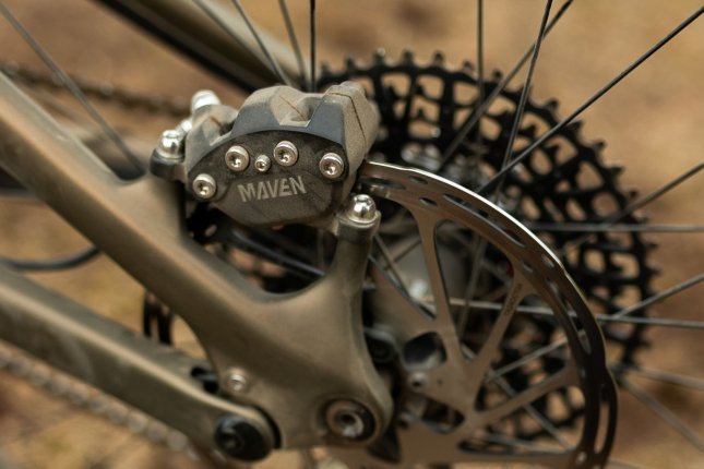 Detailfoto einer SRAM Maven Silver Scheibenbremse am Hinterrad eines E-MTB.