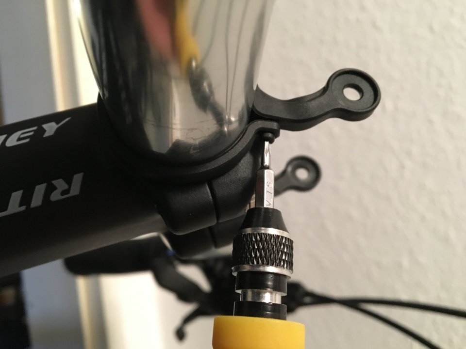 Mit einem T15 Torx werden die Halter festgezogen. Je nach Lenkermaterial musst Du mit dem Anzugsmoment aufpassen.