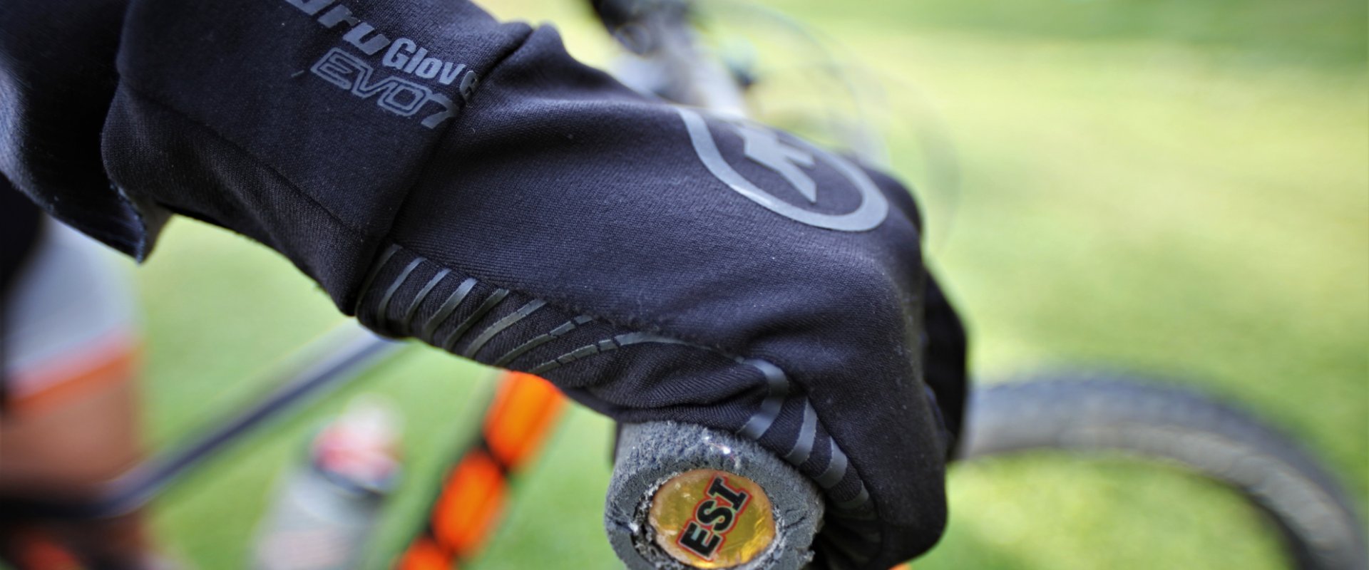 The ASSOS tiburuGloves_evo7 is well thought out.