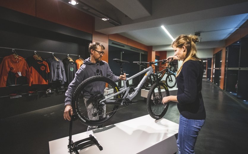 Bike Display Testrunde Vorbereitung Kundin Verkäufer