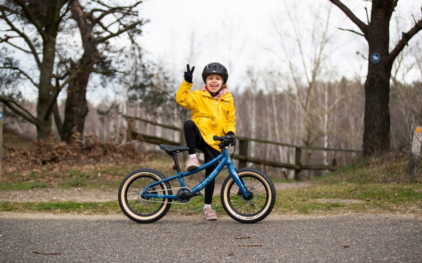 Ein Kind zeigt stolz sein SUPURB BO16 MTB