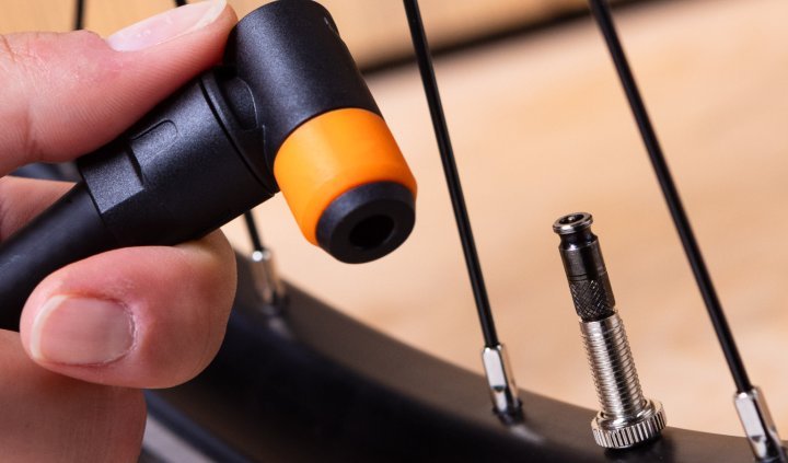 La valve de vélo du futur? Test de la Schwalbe Clik Valve