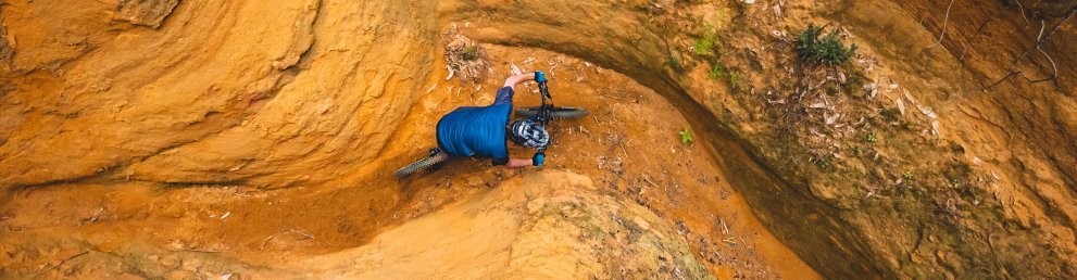 Vogelperspektive auf Mountainbiker in sandiger Schlucht