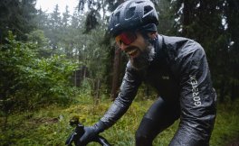 Björn während des Grinduro-Events auf seinem OPEN Gravelbike. Es regnet.