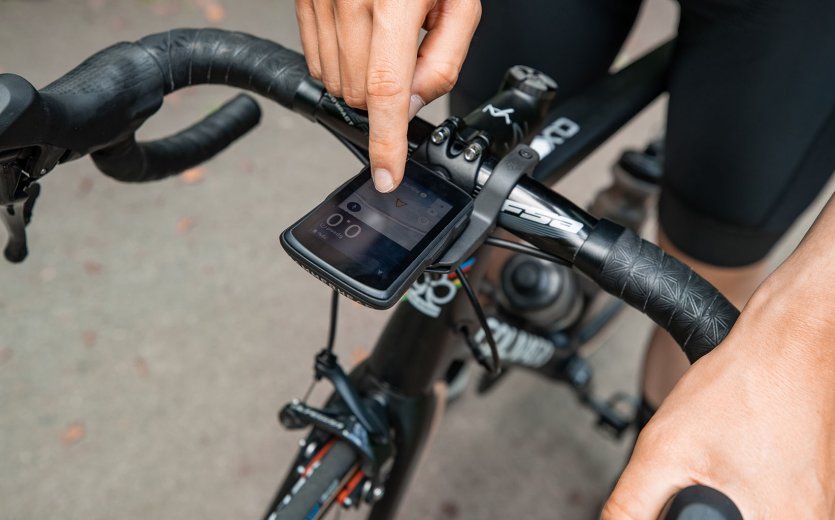 Un Hammerhead Karoo 2 affiche une carte et le positionnement actuel du cycliste. Il est fixé à un vélo de route.