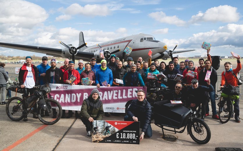 Alle Finisher in Berlin bei der Übergabe des Spendenchecks über 10.000 Euro an die Arche. 