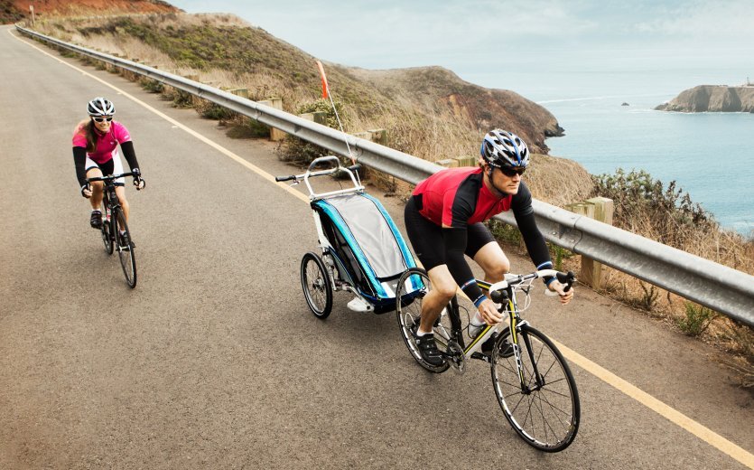 …ou ton vélo de route : une remorque te permet d'être actif avec ton enfant.