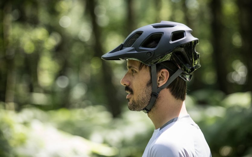 The Endura Singletrack II helmet available at bike-components.de. It is lightweight, reliable and very safe all while being very breathable. Get yours today at a great price.
