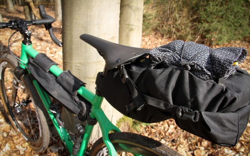 Oben auf dem Topeak BackLoader befindet sich ein flexibler Spanngurt. Hier kann man zusätzliches leichtes Gepäck (am besten Bekleidung) unterbringen.