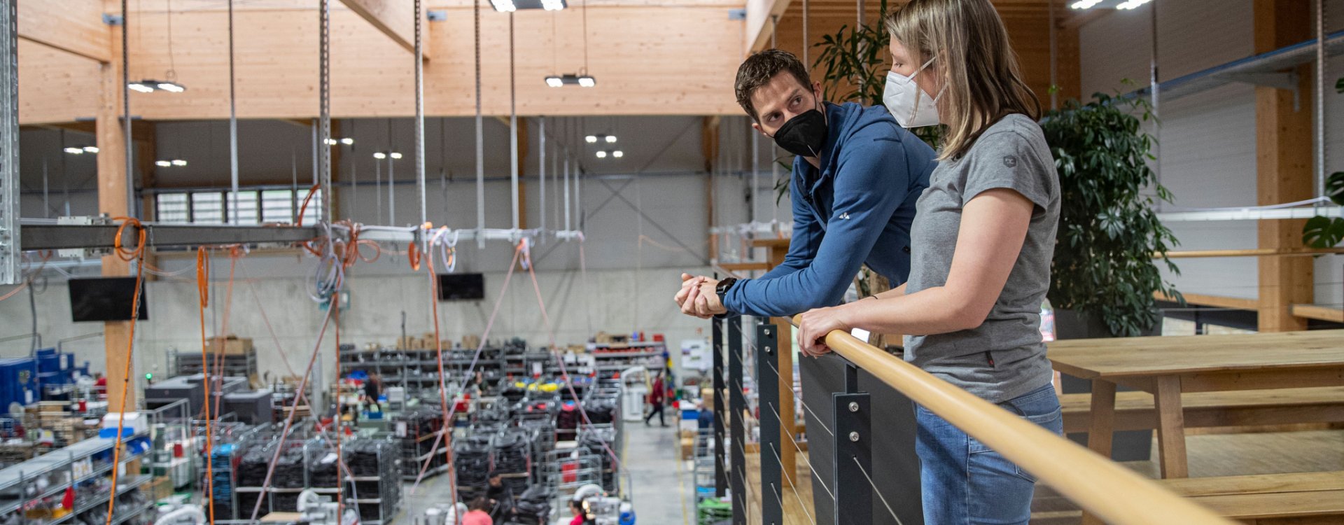 bc-Brandmanagerin Svenja und Vaude-Produktmanager Markus überblicken das VAUDE Lager.