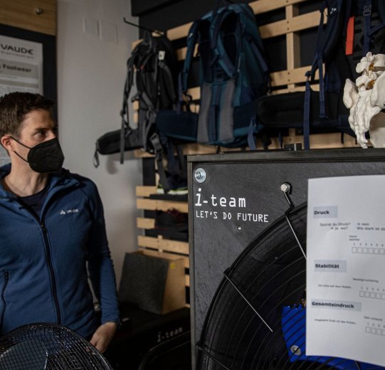 Vaude-Produktmanager Markus steht vor einer kleinen Windmaschine.