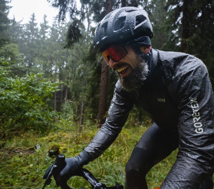 Björn während des Grinduro-Events auf seinem OPEN Gravelbike. Es regnet.