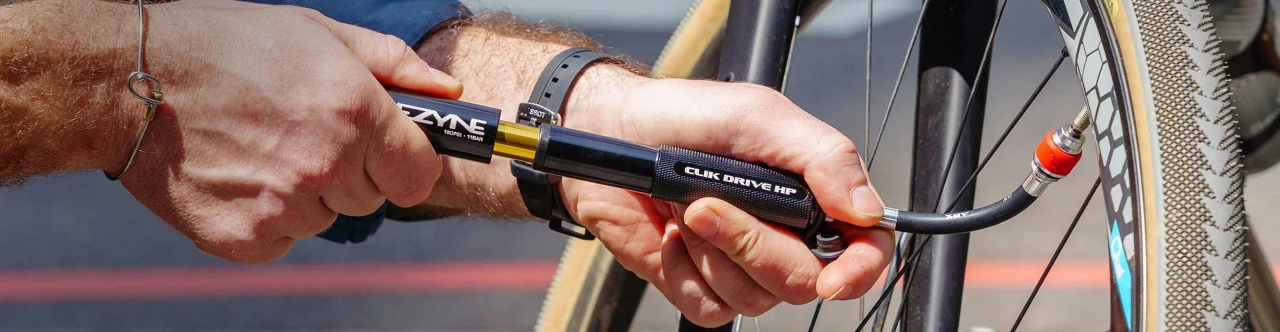 Pompe vélo Lezyne Clik Drive HP utilisée sur une roue avec valve Presta.