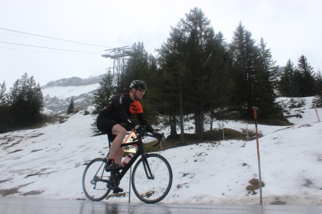 Benjamin kurz vor der Kollision mit dem Skifahrer.