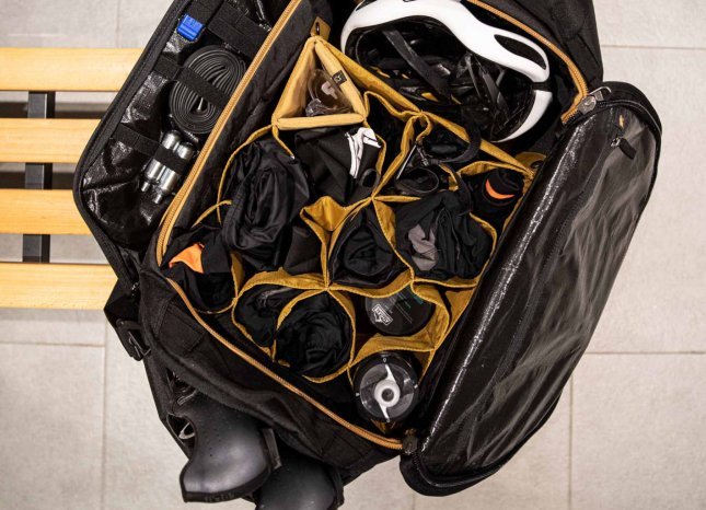 The Thule RoundTrip Bike Duffel keeps items perfectly organised thanks to its well-padded and adjustable insert in the main compartment, as well as multiple additional pockets and compartments on the sides and in the bag's lid.