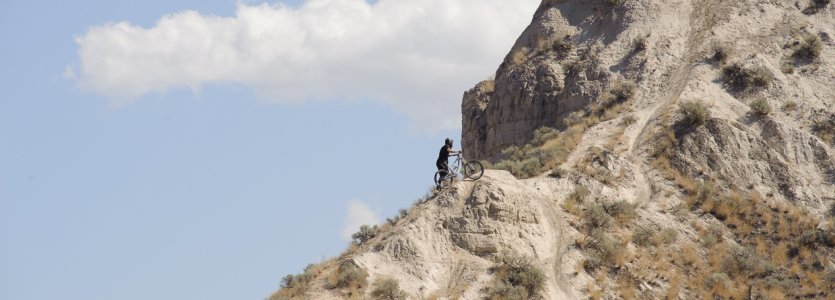 Christoph schiebt sein Bike den Berg in Kamloops hoch