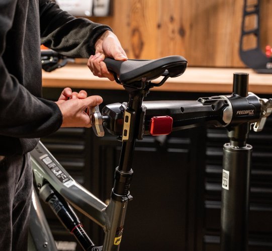 La garra de sujeción del cabezal giratorio de 360° te permite fijar y mantener tu bicicleta en cualquier posición imaginable.