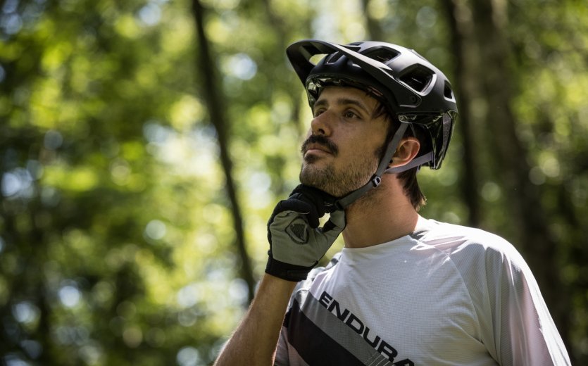 The Endura Singletrack II helmet available at bike-components.de. It is lightweight, reliable and very safe all while being very breathable. Get yours today at a great price.