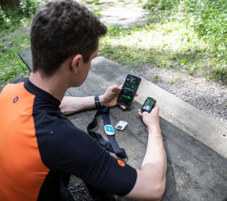 Christof, de gestión de productos de bc, sincronizando sus datos de rendimiento entre Garmin y el smartphone.