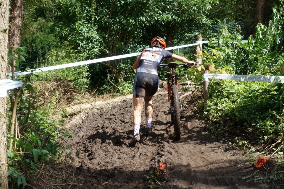 Laufpassage bei matschigen Bedingungen: Die Cleats voller Schlamm