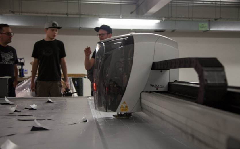 Stefan learns every detail about the laser cutter. 