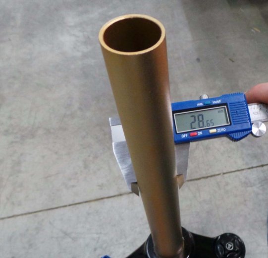 Midiendo con un calibrador el diámetro de un tubo de horquilla.