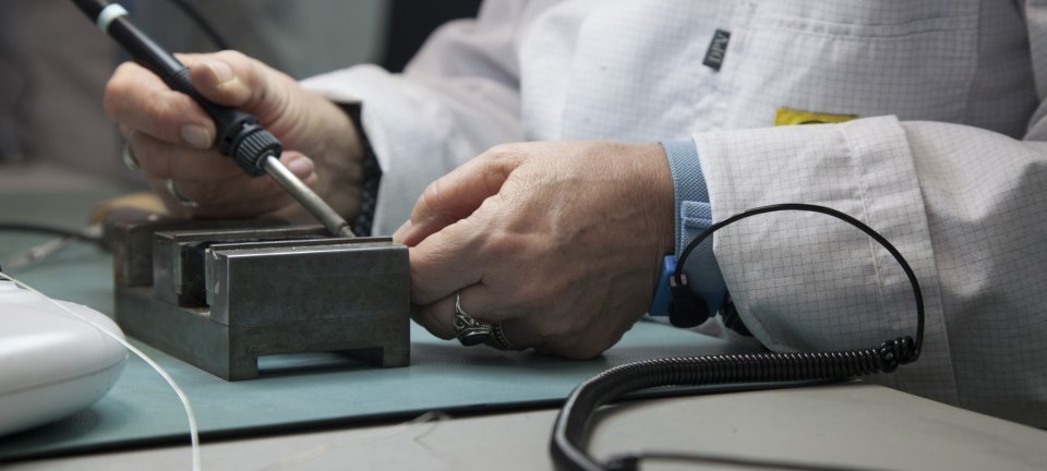 Über das ESD-Armband wird sichergestellt, dass in der Arbeitsumgebung die gleiche elektrostatische Ladung herrscht.