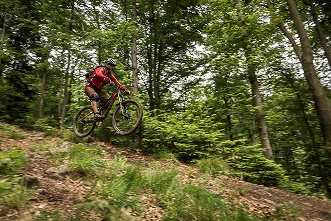 Teilnehmer Teste die Besten auf dem Trail beim Sprung in Bischofsmais