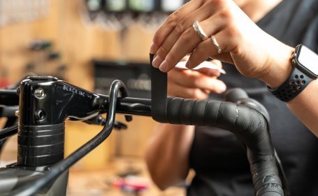 Die Mechanikerin wickelt das alte Lenkerband ab. 
