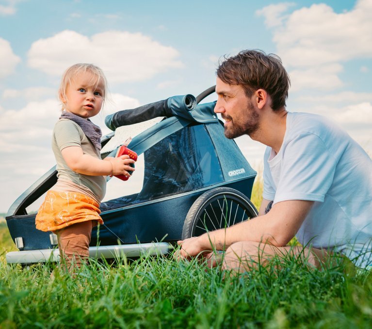 Coussin protège-cou enfant dans remorque et siège vélo