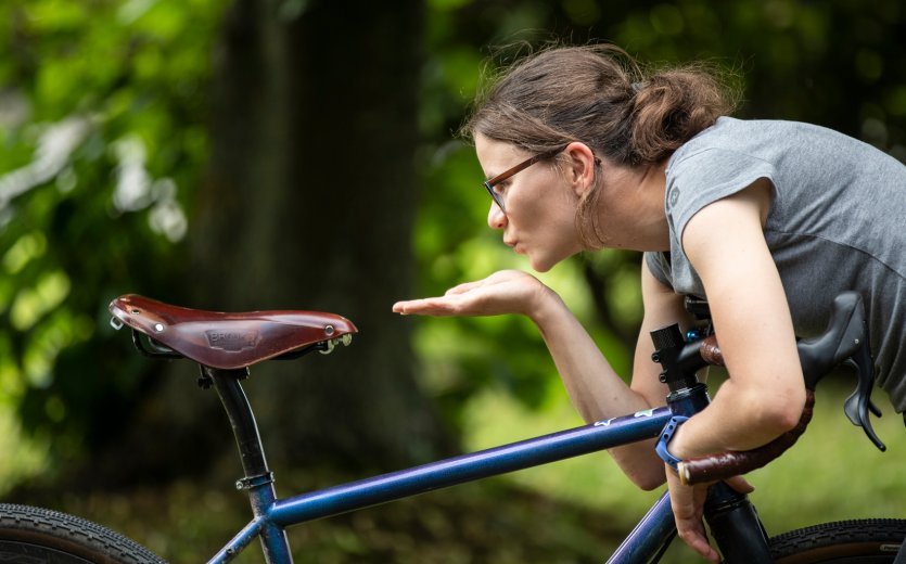 De nombreux cyclistes de longue distance ne jurent toujours que par une selle classique en cuir, telle que celle produite par Brooks.