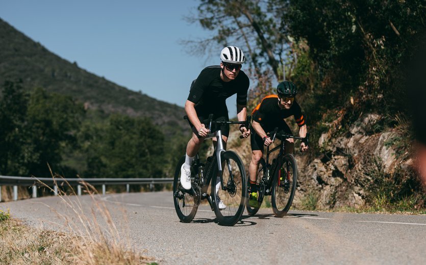 Mark et Franjo quittent la selle. Tous deux roulent sur un Cannondale SuperSix EVO.