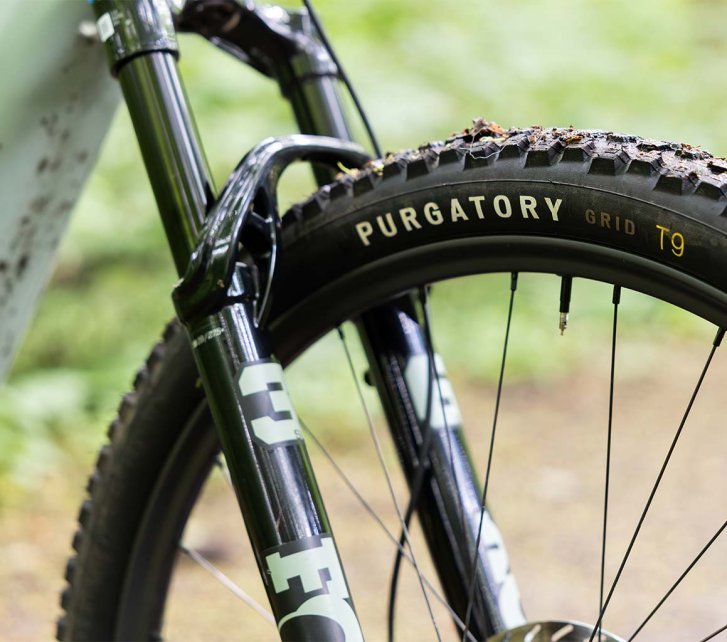 Nahaufnahme des Specialized Turbo Levo R, die Laufräder und Reifen sind im Fokus