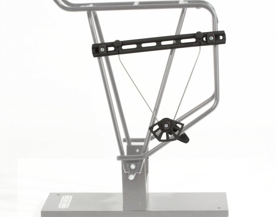 Ein Gepäckträger mit dem montierten Befestigungssystem der Ortlieb Back Roller Urban Fahrradtasche, mit sichtbaren Haken und einem Spannmechanismus zur sicheren Fixierung.