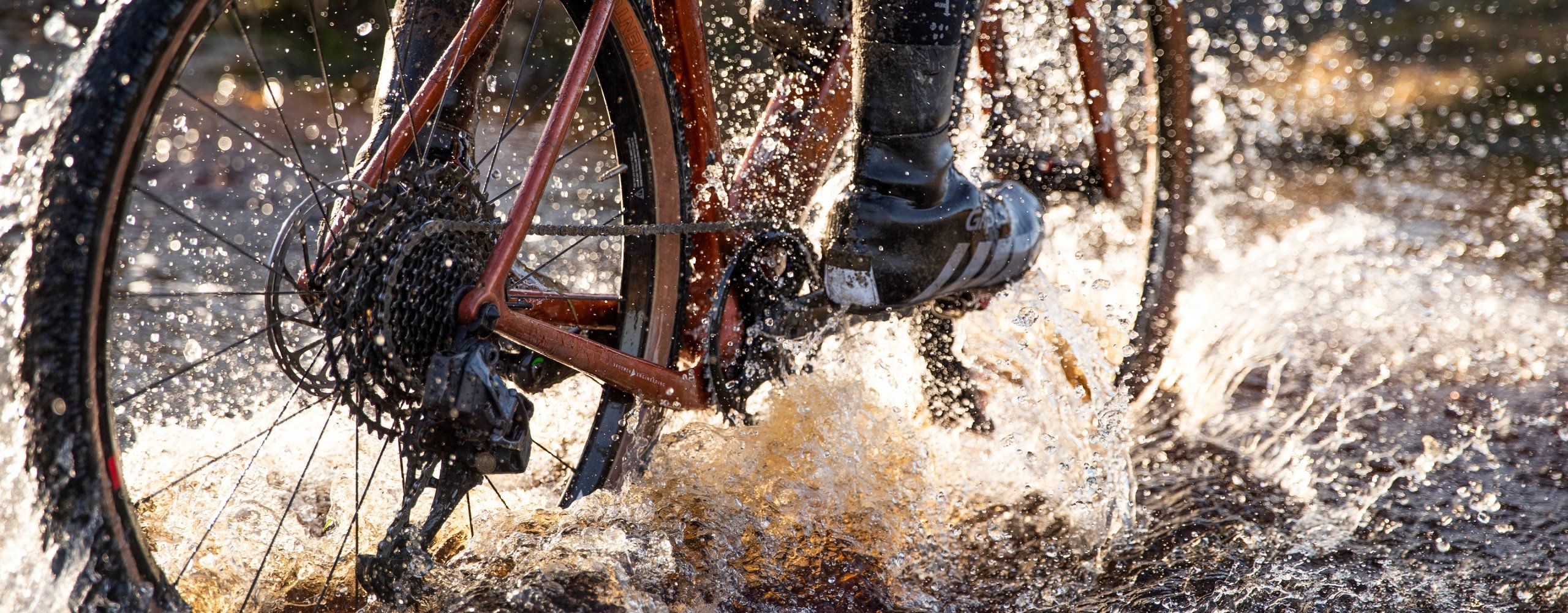 2301107_Matschwetter_Gravel_Reifen_Mood_Desktop_3840x1500.jpg