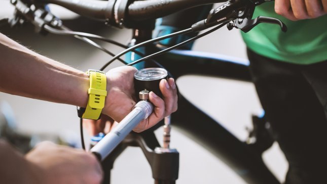 Setting the SAG in the fork requires air-pressure adjustment.